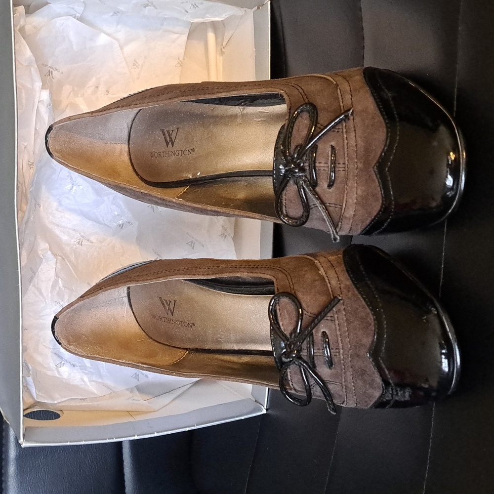 LNIB BEAUTIFUL Heels - Picture 3 of 9
